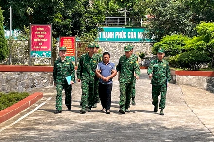 Bắt giữ đối tượng Sùng A Sì về hành vi lừa bán phụ nữ qua biên giới. (Ảnh: TRUNG DŨNG)