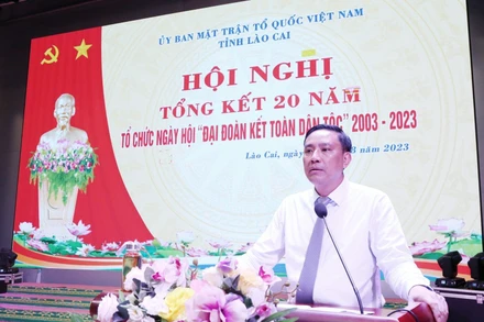 Phó Bí thư Tỉnh ủy Lào Cai Hoàng Giang tại Hội nghị Tổng kết 20 năm "Ngày hội Đại đoàn kết toàn dân tộc". (Ảnh: TUẤN NGỌC)