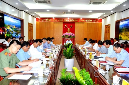 Đồng chí Trần Cẩm Tú, Ủy viên Bộ Chính trị, Bí thư Trung ương Đảng, Chủ nhiệm Ủy ban Kiểm tra Trung ương làm việc với Ban Thường vụ Tỉnh ủy Lào Cai. (Ảnh: QUỐC HỒNG) 