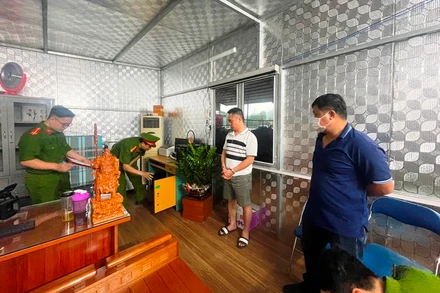 Công an tỉnh Lào Cai khám xét khẩn cấp nơi ở của Ngô Tiến Thảo. (Ảnh: QUỲNH TRANG)