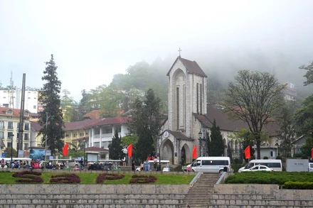 Thị xã Sa Pa chuẩn bị kỷ niệm 120 năm du lịch ở "nơi gặp gỡ đất trời", với đỉnh Phan Xi Păng hùng vĩ, được mệnh danh là "nóc nhà Đông Dương". (Ảnh: QUỐC HỒNG)