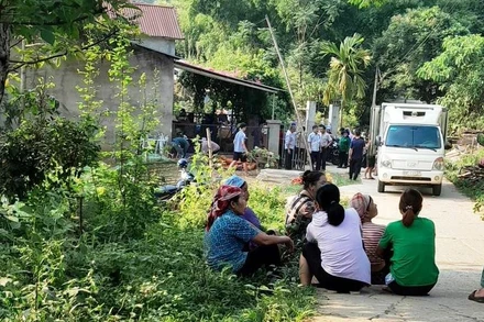 Chính quyền địa phương thăm hỏi, hỗ trợ gia đình nạn nhân bị đuối nước. (Ảnh: T.L)