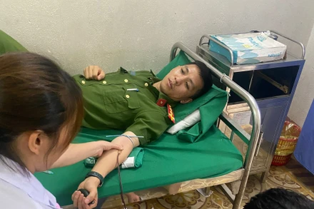 Đại úy Đinh Công Chiến, công an xã Lương Sơn (Lào Cai) tự nguyện hiến máu kịp thời cứu sống bệnh nhân đang cấp cứu tại Bệnh viện đa khoa Bảo Yên. (Ảnh: QUỲNH TRANG)