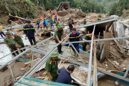 Hơn 300 cán bộ, chiến sĩ công an, quân đội và người dân nỗ lực tìm kiếm nạn nhân mất tích, giúp người dân vùng lũ ống Sa Pa sớm ổn định cuộc sống và sản xuất. (Ảnh: THANH TUẤN)