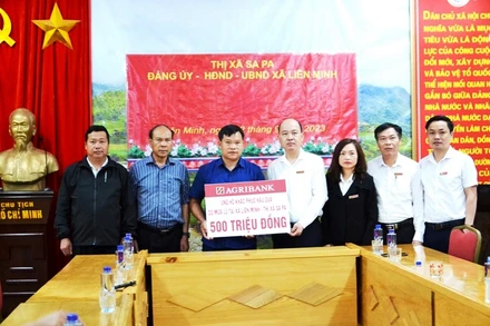 Agribank ủng hộ 500 triệu đồng giúp đồng bào xã Liên Minh, thị xã Sa Pa khắc phục hậu quả lũ ống, sớm ổn định đời sống và sản xuất. (Ảnh: QUỐC HỒNG)