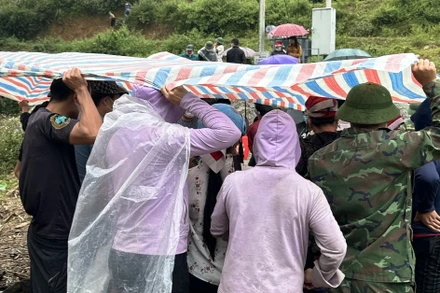 Lực lượng cứu hộ đã tìm thấy nạn nhân cuối cùng trong vụ lũ ống cuốn mất tích 7 người ở xã Liên Minh, thị xã Sa Pa-Lào Cai. (Ảnh: MẠNH HÙNG)