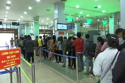Làm thủ tục xuất, nhập cảnh cho du khách và cư dân biên giới qua Cửa khẩu đường bộ Hồ Kiều (Lào Cai).