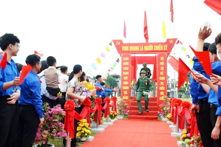 Vững bước dưới đài vinh quang, chiến sĩ lên đường nhập ngũ, bảo vệ Tổ quốc. 