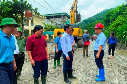 Bí thư Tỉnh ủy Lào Cai Đặng Xuân Phong kiểm tra việc khắc phục sự cố vỡ cống xả tràn hồ thải Nhà máy tuyển đồng Tả Phời, sáng 9/8. (Ảnh: QUỐC HỒNG)