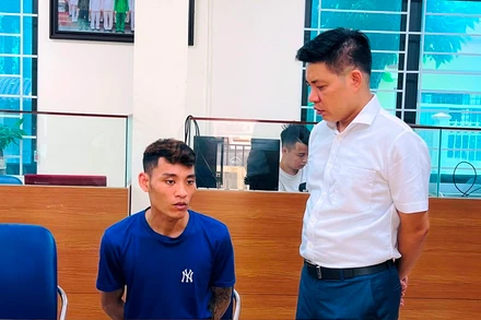 Thượng tá Đỗ Tuấn Sơn, Trưởng Công an thành phố Lào Cai (áo trắng) xét hỏi đối tượng ngay sau khi bị bắt, về hành vi cướp tài sản. (Ảnh: THANH TUẤN)