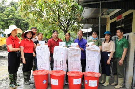 Hội chữ thập đỏ Thành phố Lào Cai thăm hỏi, hỗ trợ người dân Tả Phời khắc phục sự cố tràn bùn thải. (Ảnh: TL)