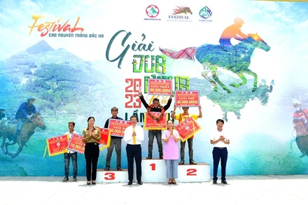 Trao giải cho các kỵ sĩ xuất sắc. (Ảnh: QUỐC HỒNG)