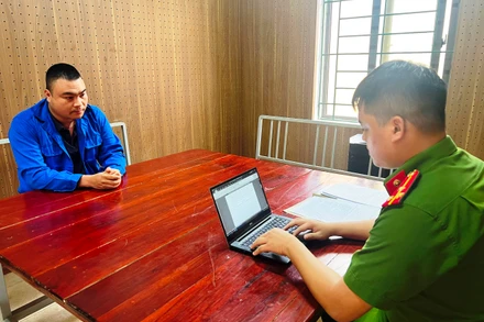 Đối tượng Lý Văn Linh tại cơ quan Công an. (Ảnh: THANH TUẤN)