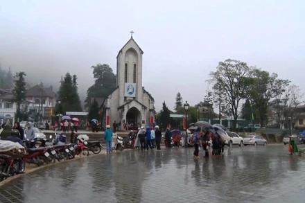 Mưa khá lớn ở thị xã Sa Pa đã chấm dứt nắng nóng gay gắt kéo dài trong những ngày qua ở đây. (Ảnh: QUỐC HỒNG)