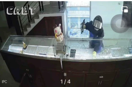 Vụ cướp tiệm vàng ở thị trấn Tằng Loỏng, huyện Bảo Thắng, tỉnh Lào Cai lúc 12 giờ 16 phút ngày 29/6. (Ảnh trích xuất camera chủ tiệm vàng Tuyến Thêu)