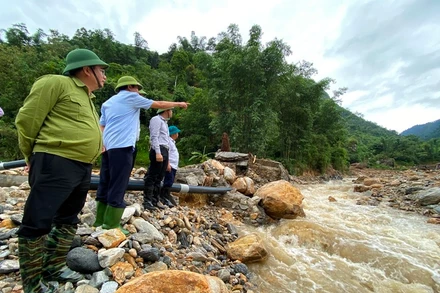 Lãnh đạo tỉnh Lào Cai và thị xã Sa Pa kiểm tra hiện trường lũ ống ở thôn Nậm Than, xã Liên Minh, thị xã Sa Pa sáng 13/9. (Ảnh: QUỐC HỒNG)