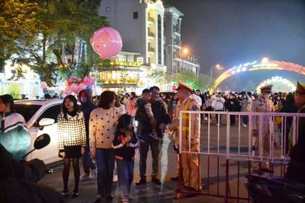 Cảnh sát giao thông Công an thành phố Lào Cai bảo đảm an toàn giao thông đêm giao thừa ở thành phố Lào Cai . (Ảnh: Quốc Hồng)