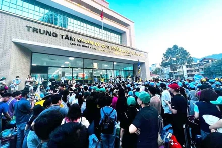 Du khách chật kín Cửa khẩu quốc tế Lào Cai để làm thủ tục xuất cảnh sang Hà Khẩu (Trung Quốc) trong kỳ nghỉ lễ 2/9 năm nay. (Ảnh: QUỐC HỒNG)