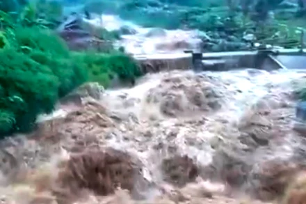 Mưa lớn gây lũ ống trên suối ở xã Ngũ Chỉ Sơn, thị xã Sa Pa. (Ảnh: TL)