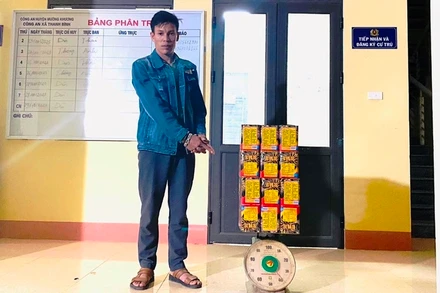 Đối tượng Sền Khấy Trường bị Công an huyện Mường Khương bắt giữ cùng tang vật. (Ảnh: KIM HUỆ) 