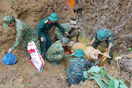 C17 Công binh, thuộc Bộ chỉ huy quân sự tỉnh Lào Cai tiến hành hủy nổ quả bom, được phát hiện tại xã Bảo Hà-Lào Cai. (Ảnh: HỒ TRÚC)