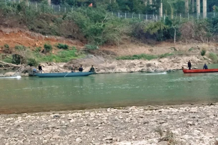 Dùng thuyền sắt tìm kiếm dọc theo đoạn sông Hồng, thuộc xã biên giới A Mú Sung. (Ảnh: QUANG PHẤN)