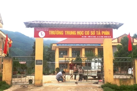 Trường trung học phổ thông Hoàng Liên tạm thời học nhờ tại Trường trung học cơ sở Tả Phìn (thị xã Sa Pa) trong thời gian chờ xây dựng tại địa điểm mới. (Ảnh: TL)