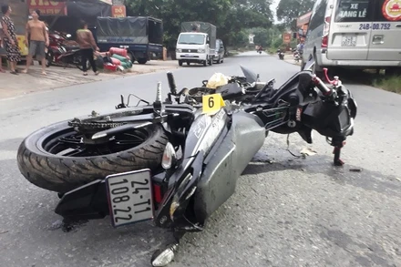 Hiện trường vụ nam thanh niên ngã xe máy, rơi xuống hố thu nước tử vong tại chỗ. (Ảnh: THÁI KIÊN)