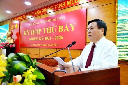 Giáo sư, Tiến sĩ Nguyễn Xuân Thắng, Ủy viên Bộ Chính trị, Chủ tịch Hội đồng Lý luận Trung ương, Giám đốc Học viện Chính trị Quốc gia Hồ Chí Minh chủ trì kỳ họp. (Ảnh: QUỐC HỒNG)