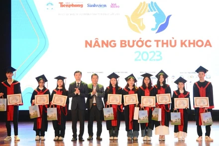 Các sinh viên thủ khoa, á khoa nhận học bổng "Nâng bước thủ khoa".
