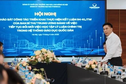 Đồng chí Đoàn Văn Báu, Vụ trưởng Vụ Lý luận chính trị, Ban Tuyên giáo và Dân vận Trung ương phát biểu tại buổi làm việc.