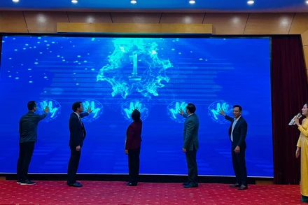 Các đại biểu Ban chỉ đạo sản xuất chương trình thực hiện nghi thức ra mắt chương trình truyền hình Khuyến học-Hành trình tri thức. 