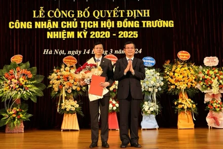 Thứ trưởng Giáo dục và Đào tạo Nguyễn Văn Phúc trao Quyết định bổ nhiệm Chủ tịch Hội đồng trường tới PGS, TS Nguyễn Văn Hiền. (Thanh Tùng)