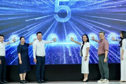 Các đại biểu thực hiện nghi thức phát động cuộc thi. 