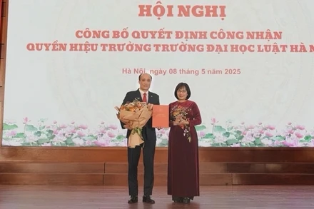 Thứ trưởng Tư pháp Đặng Hoàng Oanh trao Quyết định công nhận quyền Hiệu trưởng Trường đại học Luật Hà Nội cho Phó Giáo sư, Tiến sĩ Tô Văn Hòa.