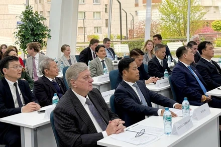 Giám đốc Đại học Quốc gia Hà Nội Lê Quân và Giám đốc học Quốc gia Quan hệ Quốc tế Moskva Anatoly Torkunov đồng chủ trì phiên khai mạc tại Moscow, Liên bang Nga. 