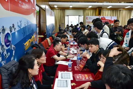 Các thầy giáo, cô giáo Đại học Bách khoa Hà Nội tư vấn tuyển sinh-hướng nghiệp cho học sinh. 