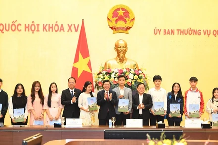 Ủy viên Trung ương Đảng, Tổng Thư ký Quốc hội, Chủ nhiệm Văn phòng Quốc hội Bùi Văn Cường trao quà lưu niệm của Chủ tịch Quốc hội Vương Đình Huệ cho đại diện các em sinh viên. 