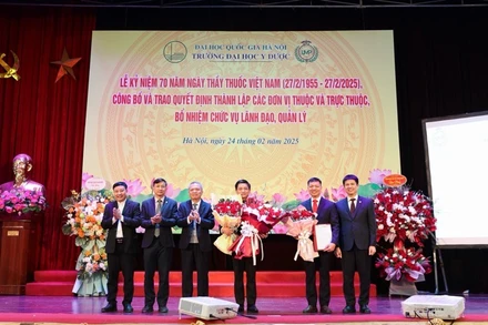 Phó Giám đốc thường trực Đại học Quốc gia Hà Nội Nguyễn Hiệu trao quyết định bổ nhiệm cho hai Phó Hiệu trưởng Trường đại học Y dược (Đại học Quốc gia Hà Nội).