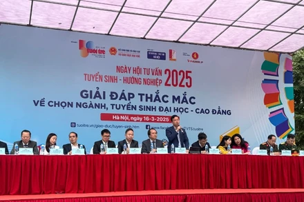 Ban tư vấn giải đáp mọi thắc mắc của học sinh và phụ huynh. (Ảnh: Thuý Quỳnh) 