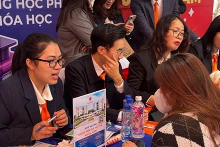 Học sinh tìm hiểu thông tin ngành học tại Ngày hội tư vấn tuyển sinh. (Ảnh: THUÝ QUỲNH)