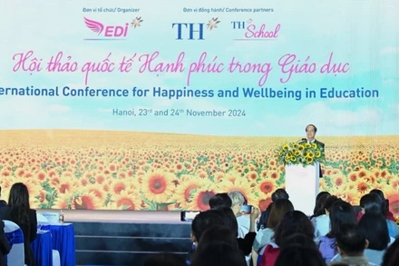 Bộ trưởng Giáo dục và Đào tạo Nguyễn Kim Sơn phát biểu tại hội thảo. 