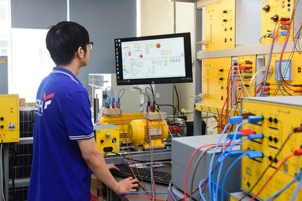 Sinh viên Trường đại học Khoa học và Công nghệ Hà Nội thực hành trong phòng thí nghiệm.