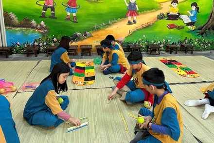 Học sinh Trường tiểu học Tràng An (Hoàn Kiếm, Hà Nội) chơi trò chơi dân gian. 