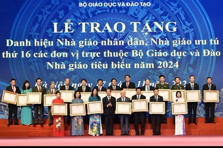 Bộ trưởng Bộ Giáo dục và Đào tạo Nguyễn Kim Sơn và các Nhà giáo Nhân dân năm 2024. 