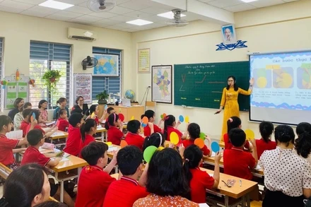 Việc thiết kế phần mềm phục vụ bài dạy của cô giáo Vũ Thị Hương Giang, giáo viên Trường tiểu học Kim Đồng giúp tiết học trở nên sôi nổi, hào hứng. 