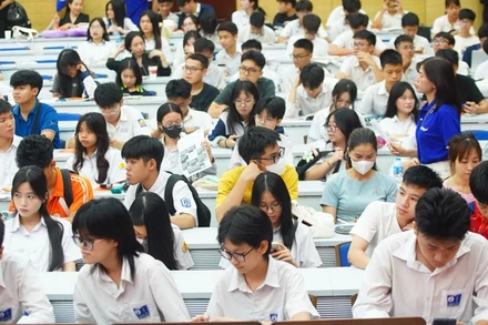 Hàng nghìn học sinh, phụ huynh tham gia chương trình tư vấn tuyển sinh, giải đáp thắc mắc mùa thi. 