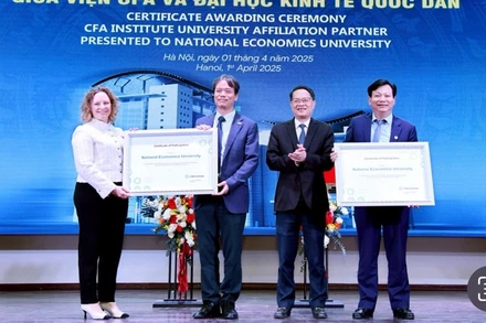 Đại diện Viện CFA trao chứng nhận University Affliation Program (UAP) cho Đại học Kinh tế Quốc dân. (Ảnh: TUẤN ANH)
