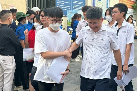 Thí sinh phấn khởi sau khi hoàn thành môn thi tại kỳ thi tốt nghiệp THPT năm 2014. (Ảnh: THÚY QUỲNH) 