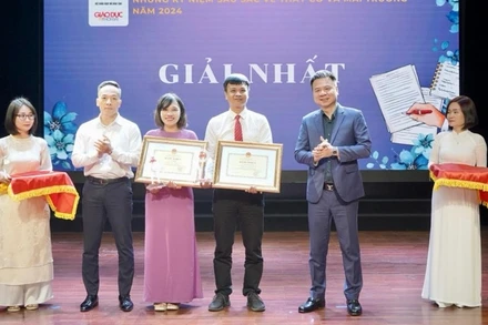 Ban tổ chức trao giải cho các tác phẩm đạt giải Nhất.